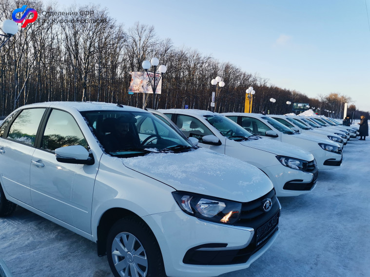 Куряне, пострадавшие на производстве, получили автомобили от регионального Отделения Социального фонда России.